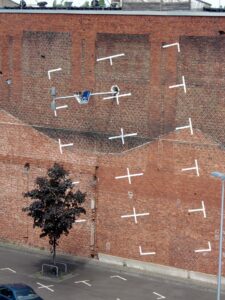 places de parking tracées sur un mur vertical